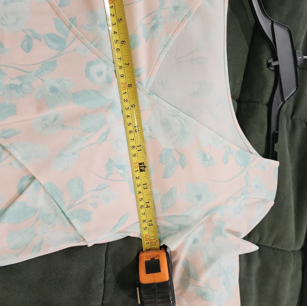 Beautiful pastel floral Guess top in size M - Picture 6 of 6
